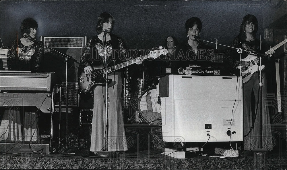 1977 Press Photo Barbara Allen and the all-girl Lady Luck band. - mjp04596 - Historic Images