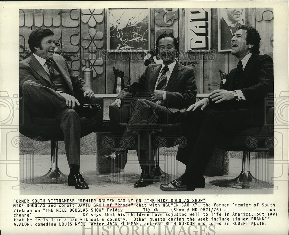 1976 Press Photo Nguyen Cao Ky and David Groh on The Mike Douglas Show. - Historic Images