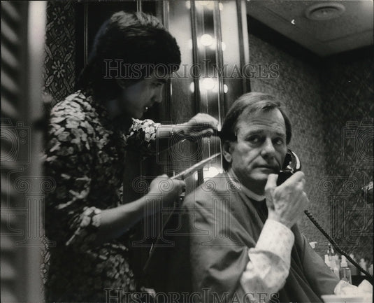 1974 Press Photo Actor Gig Young at Little Joe's Artistic Tonsorial Parlor. - Historic Images