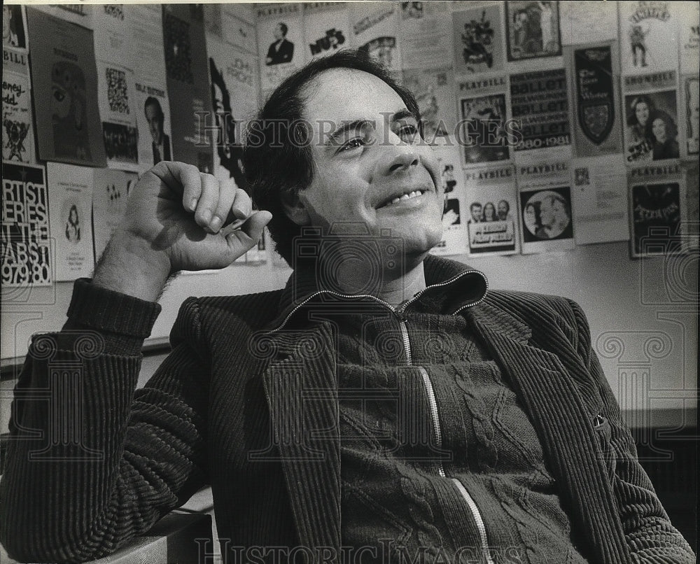 1983 Press Photo Comedian Robert Klein at the Pabst Theater in Milwaukee.- Historic Images