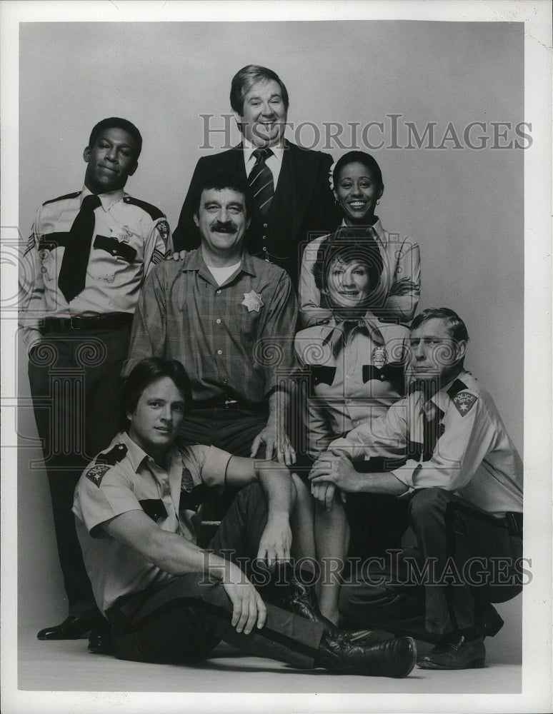 1977 Press Photo Guich Koock, Harvey Vernon and the cast of Carter Country.- Historic Images
