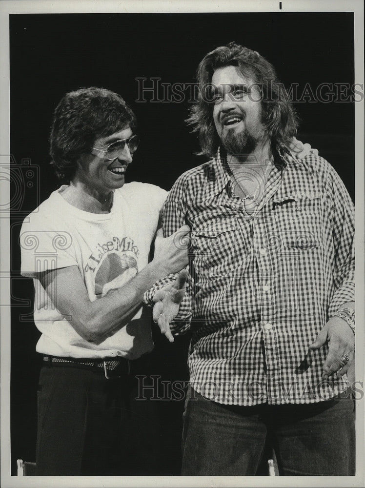 1974 Press Photo David Steinberg with Wolfman Jack on The Midnight Special. - Historic Images