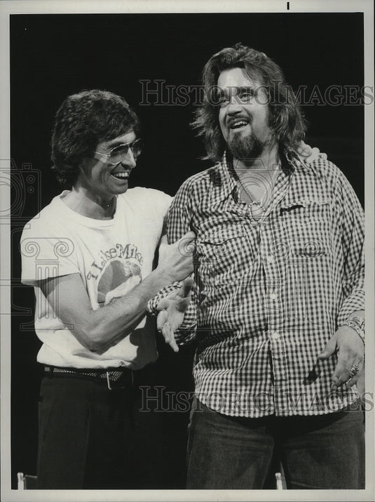 1974 Press Photo David Steinberg with Wolfman Jack on The Midnight Special. - Historic Images
