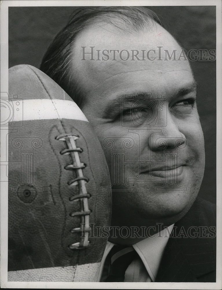 1969 Press Photo Charles Kuralt hosts Football: 100 Years and Still Kicking. - Historic Images