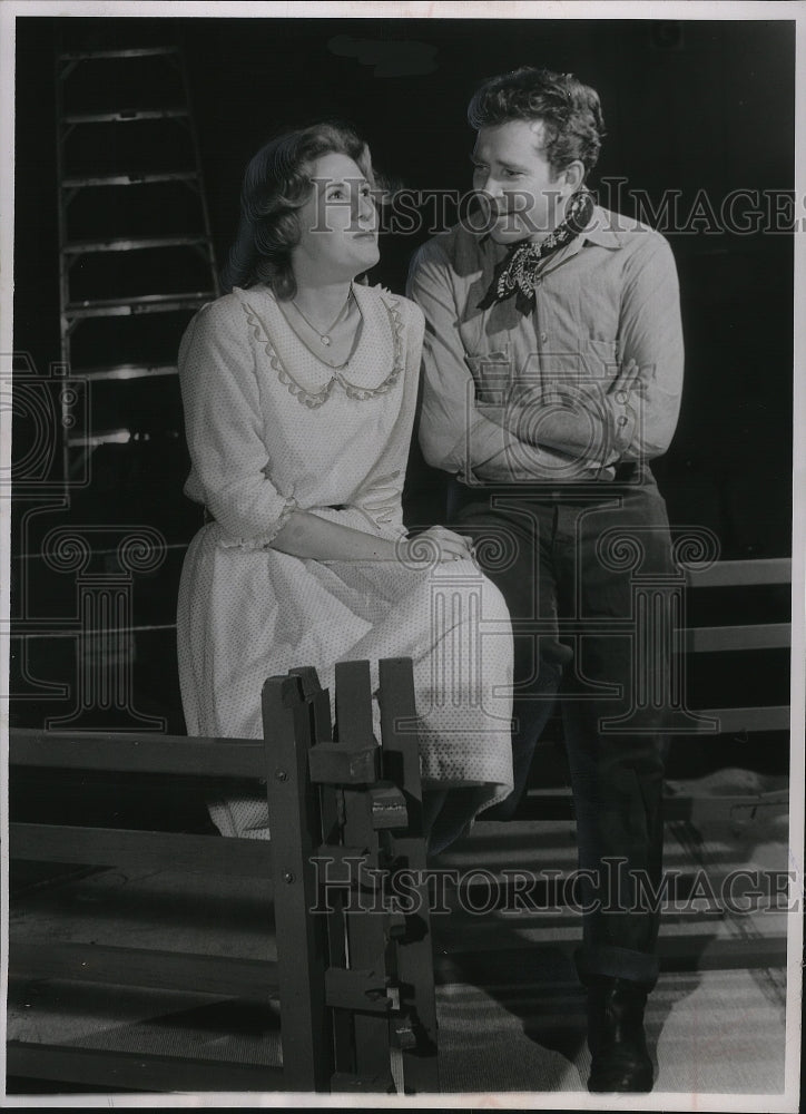 1962 Press Photo Anne Lynn and James Broderick rehearsing in Beyond the Horizon. - Historic Images