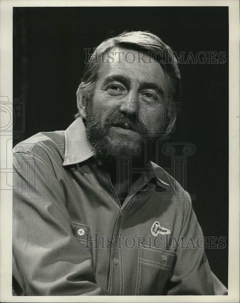 1973 Press Photo Rod McKuen sings on Flip Wilson Presents the Helen Reddy Show. - Historic Images