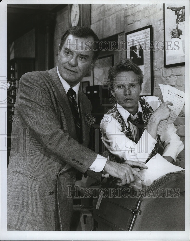 1977 Press Photo Gig Young and John Savage in Gibbsville. - mjp05656- Historic Images