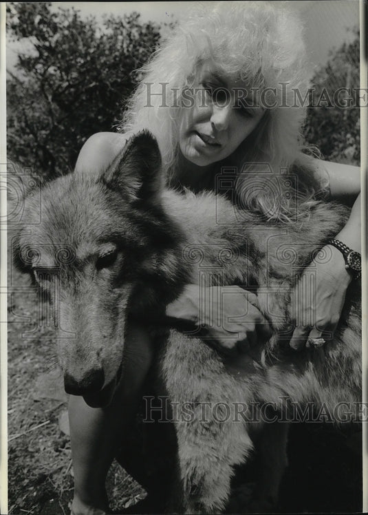 1988 Press Photo Deborah Warrick with a wolf at Center for Science and Education - Historic Images