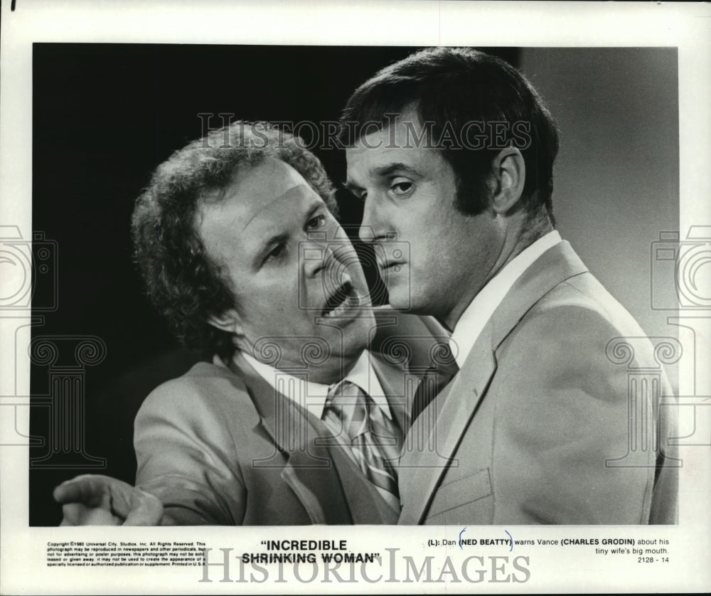 1980 Press Photo Ned Beatty and Charles Grodin in The Incredible Shrinking Woman - Historic Images