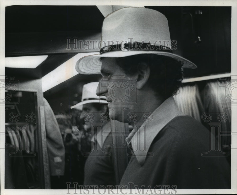 1973 Press Photo Actor Peter Bonerz at Harley&#39;s in Shorewood, Wisconsin. - Historic Images