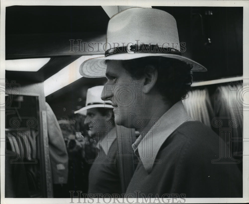 1973 Press Photo Actor Peter Bonerz at Harley's in Shorewood, Wisconsin. - Historic Images