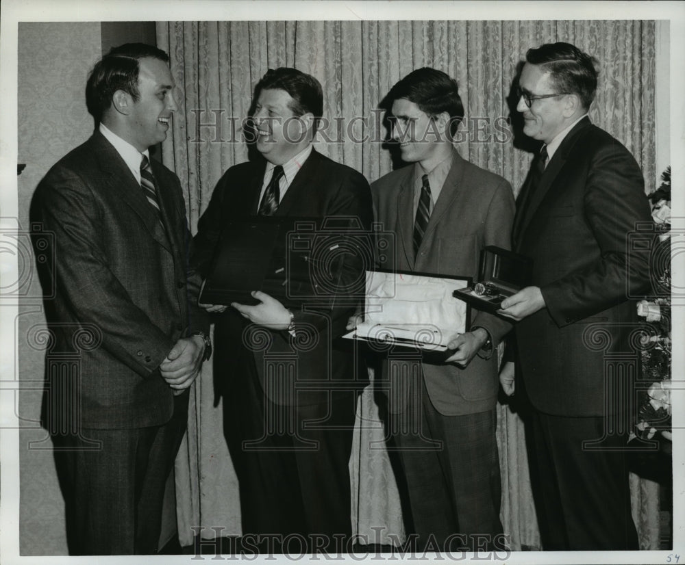 1971 Press Photo Raymond H. Laub gives awards to the 1970 reccipients. - Historic Images