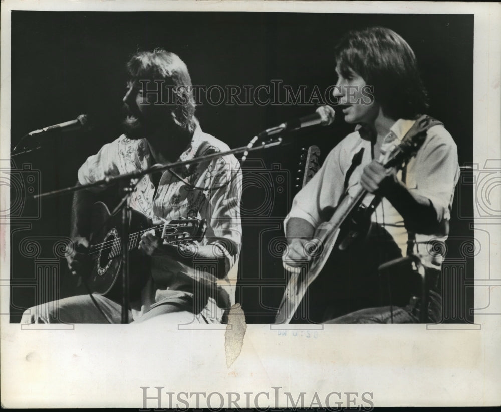 1974 Press Photo Kenny Loggins and Jim Messina at the Performing Arts Center. - Historic Images