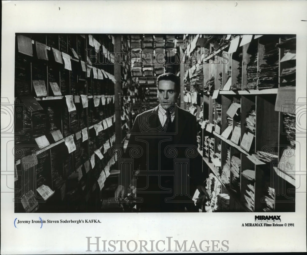 1991 Press Photo Jeremy Irons stars in Kafka. - mjp05930 - Historic Images