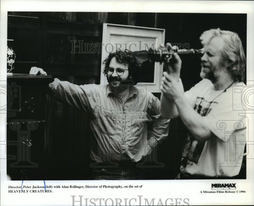 1994 Press Photo Peter Jackson and Alun Bollinger on set of Heavenly Creatures. - Historic Images