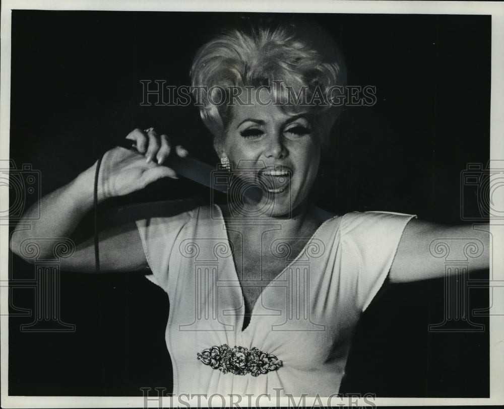 1975 Press Photo Singer January Jones performs at the Pfister Crown Room. - Historic Images