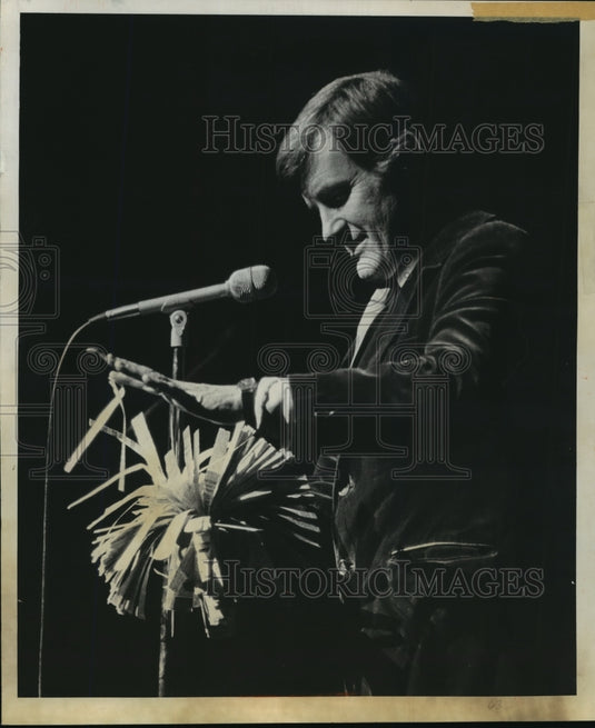 1973 Press Photo Actor Orson Bean performs at the Melody Top benefit concert. - Historic Images