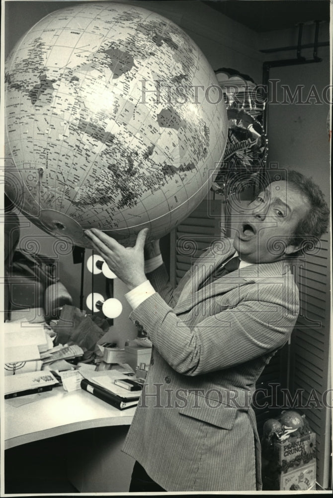 1987, Comedian Jackie Mason in his dressing room in New York. - Historic Images