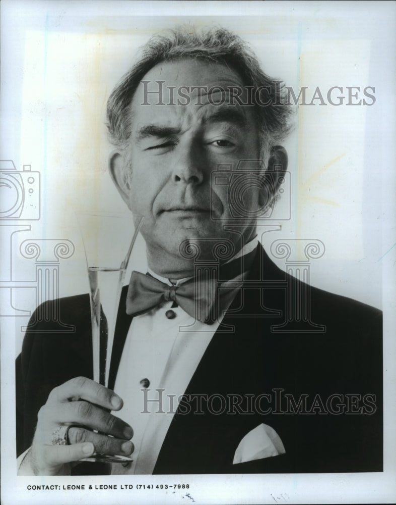 1987 Press Photo Robin Leach hosts Lifestyles of the Rich and Famous. - Historic Images
