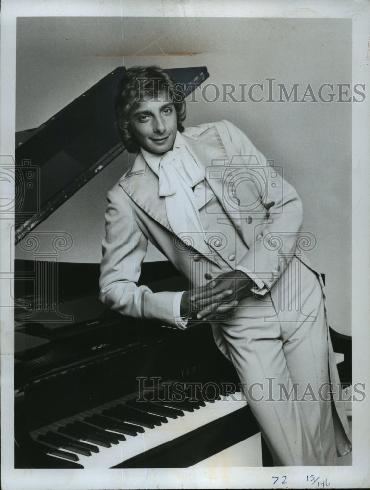1977 Press Photo Barry Manilow Leans on Grand Piano - Historic Images