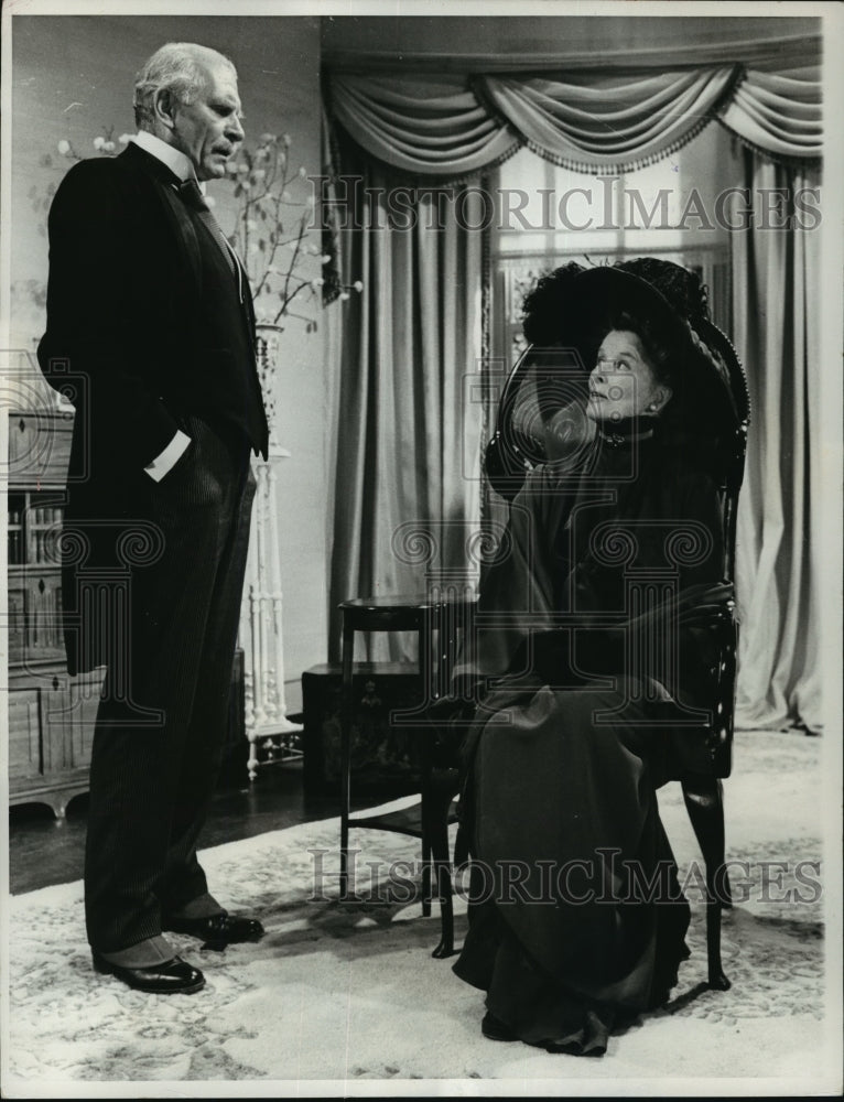 1975 Press Photo Laurence Olivier and Katharine Hepburn in Love Among the Ruins - Historic Images