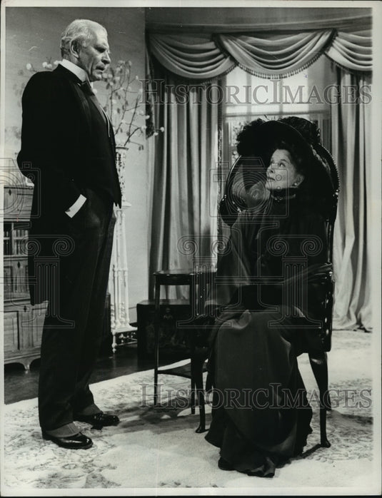 1975 Press Photo Laurence Olivier and Katharine Hepburn in Love Among the Ruins - Historic Images