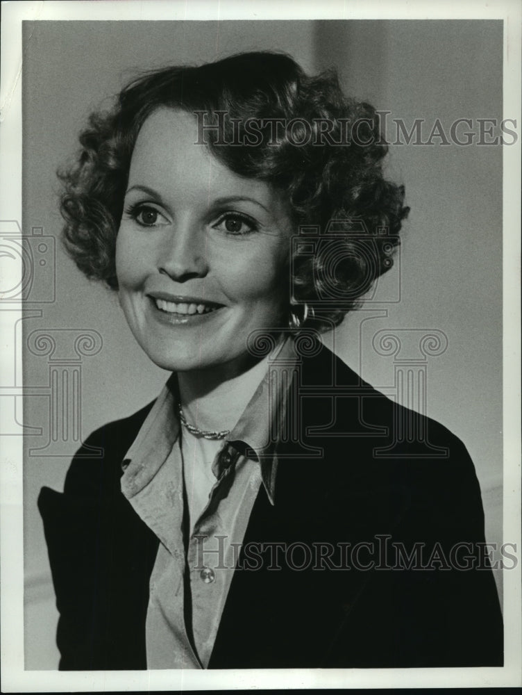 1976 Press Photo Portrait of Marlyn Mason in &quot;Prisoner of the Island Cell&quot; - Historic Images