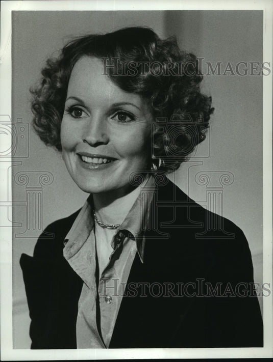 1976 Press Photo Portrait of Marlyn Mason in "Prisoner of the Island Cell" - Historic Images
