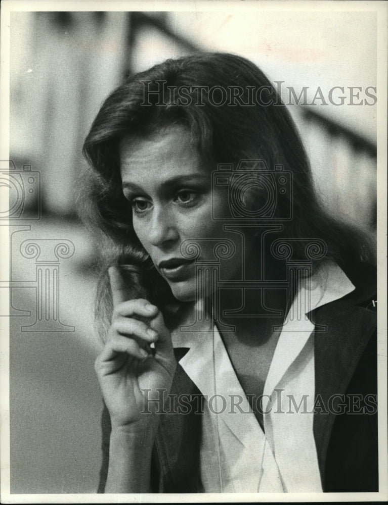 1977 Press Photo Lauren Hutton Stars in "A Wedding" - Historic Images