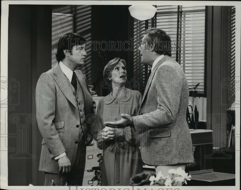 1977 Press Photo John Lawlor, Carmine Caridi, and Cloris Leachman in "Phyllis" - Historic Images