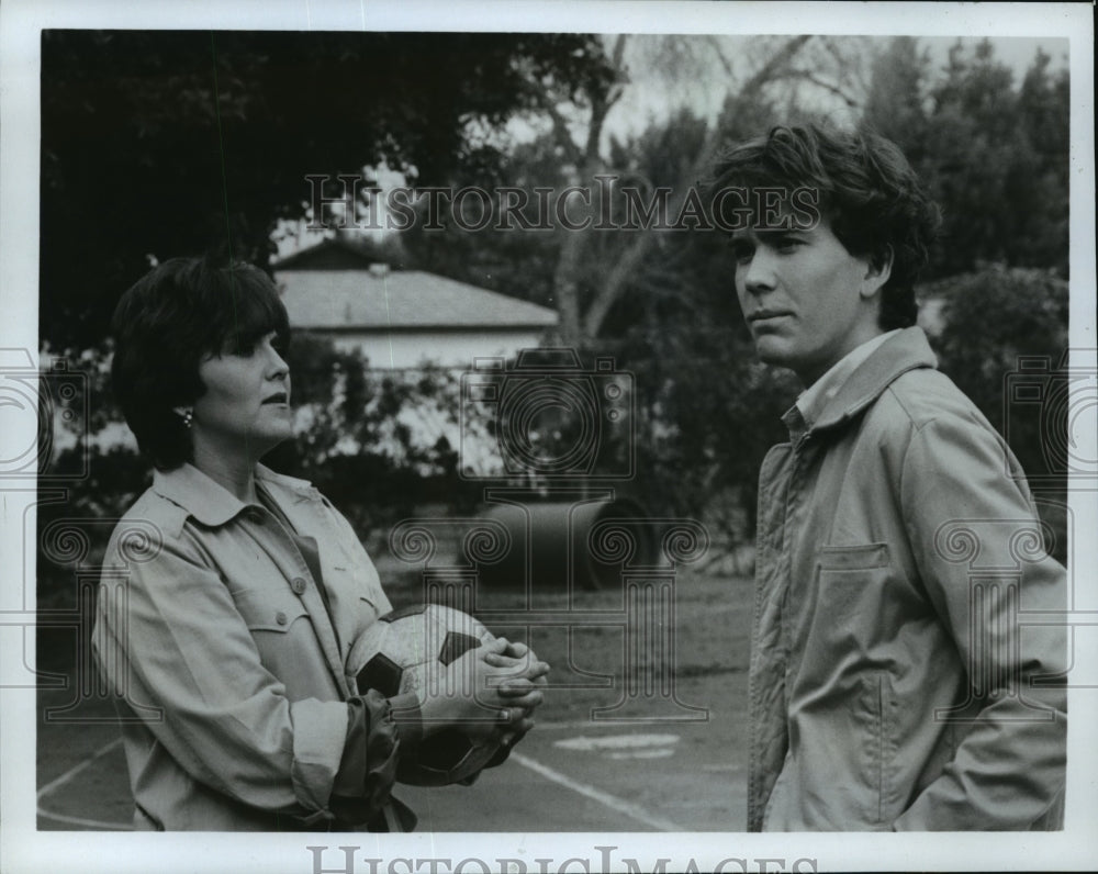 1984 Press Photo Brenda Vaccaro and Timothy Hutton in &quot;A Long Way Home&quot;-Historic Images