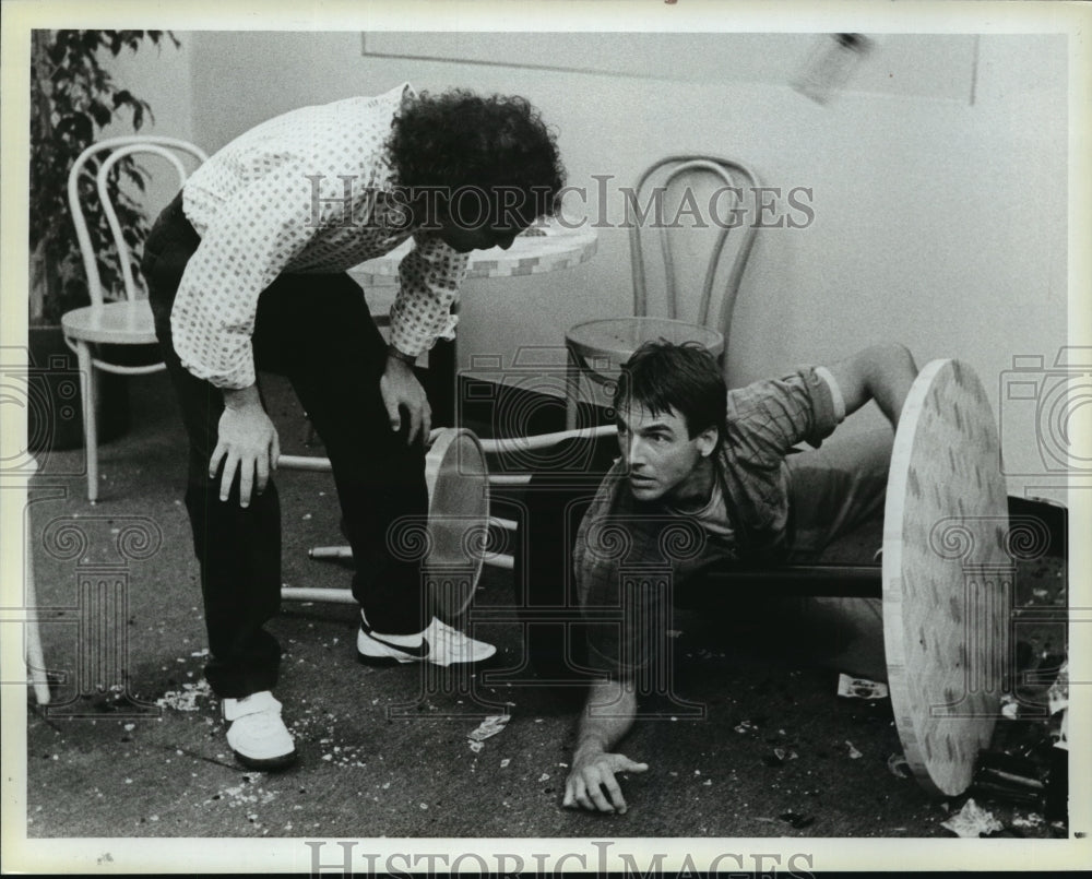 1985 Press Photo Mark Harmon and Howie Mandel in &quot;St. Elsewhere&quot; - Historic Images