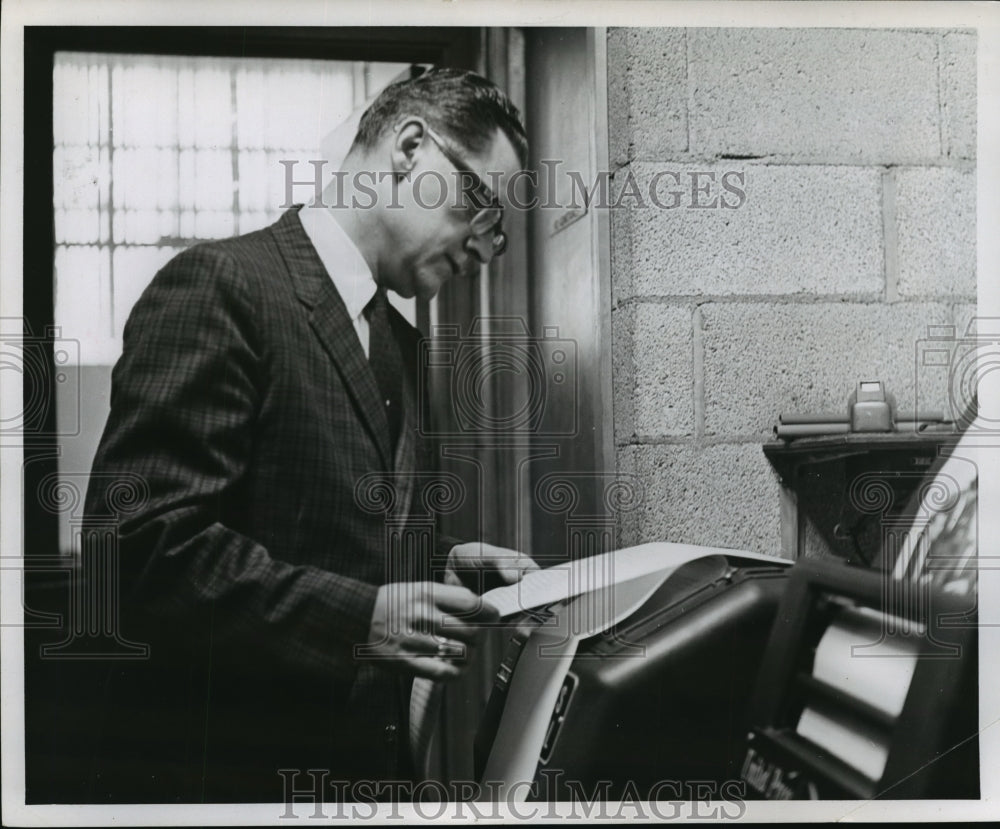 1965 Press Photo Carl Zimmerman, N2T2 TV Announcer - mjp07031 - Historic Images