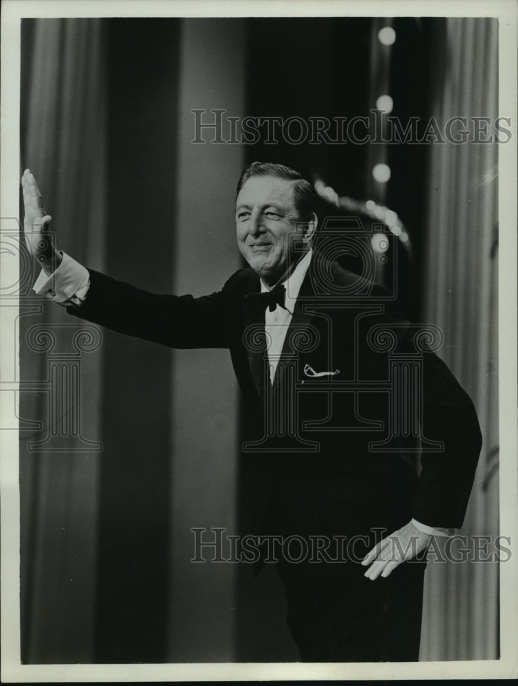 1967 Press Photo Ray Bolger in &quot;The Hollywood Palace&quot; - mjp07178 - Historic Images