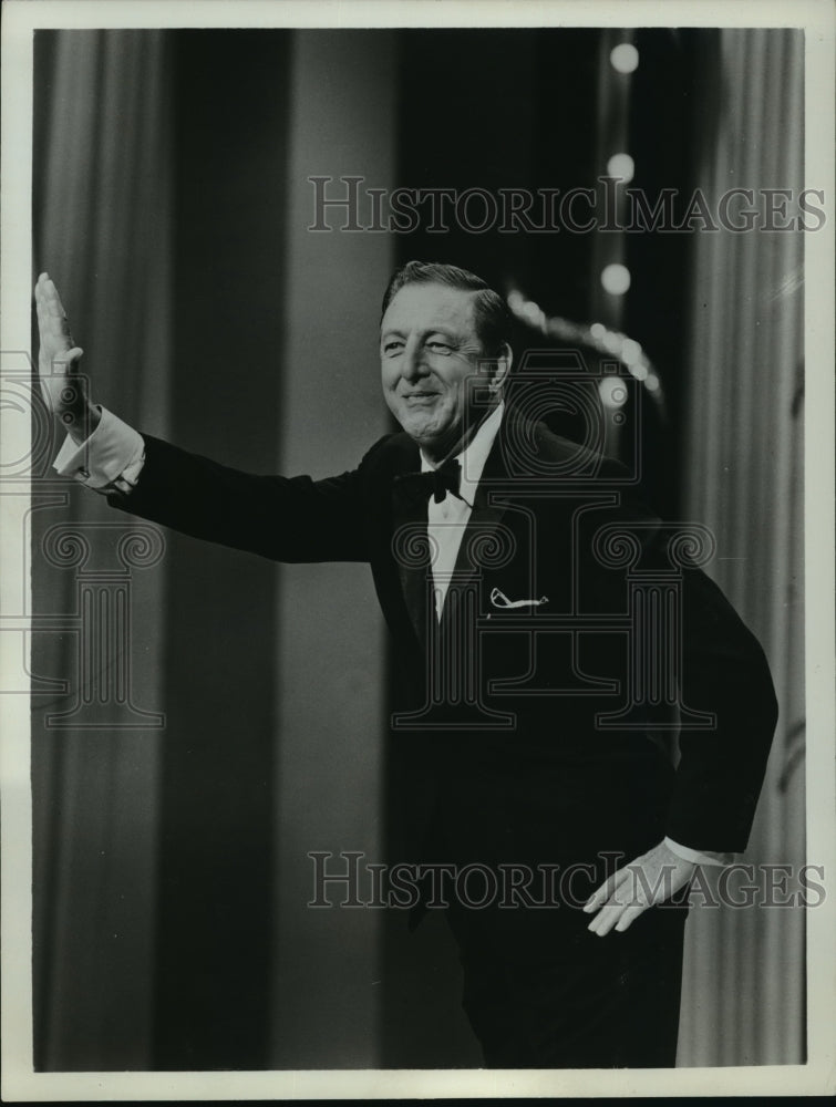 1967 Press Photo Ray Bolger in "The Hollywood Palace" - mjp07178 - Historic Images