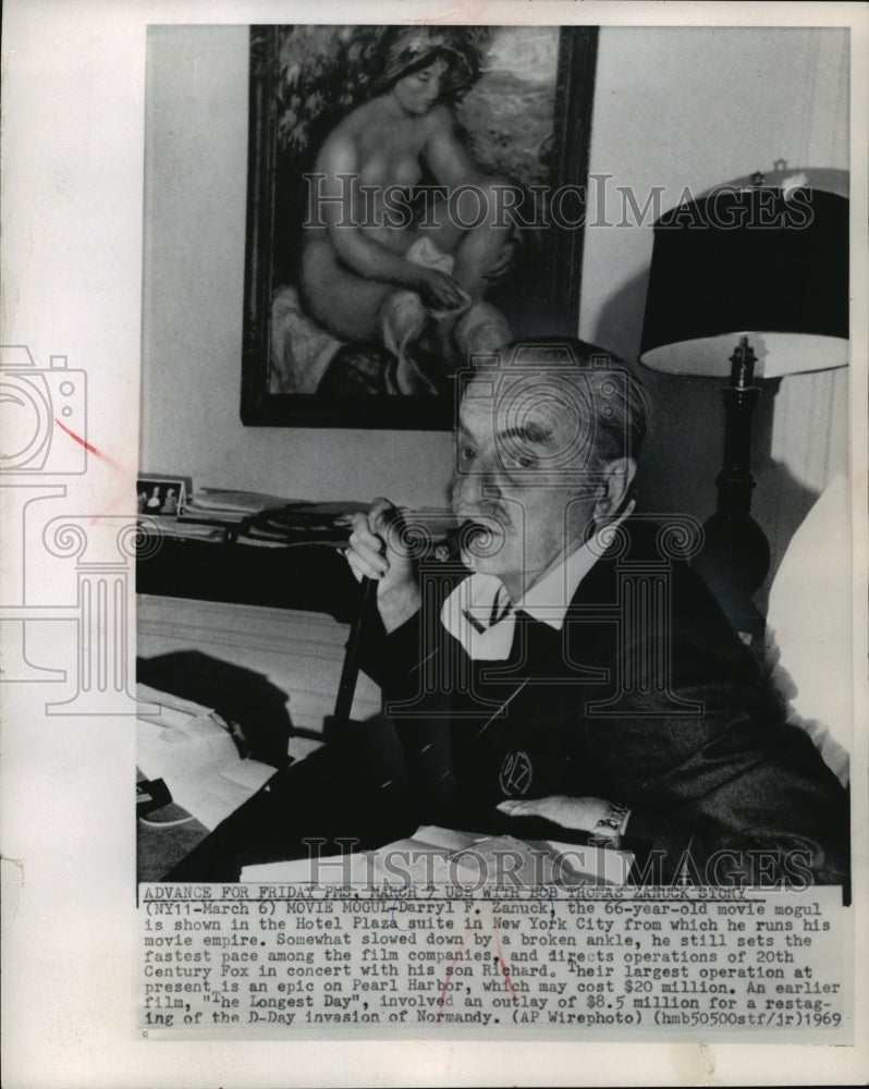 1969 Press Photo Darryl Zanuck in his Hotel Plaza Suite in New York City - Historic Images