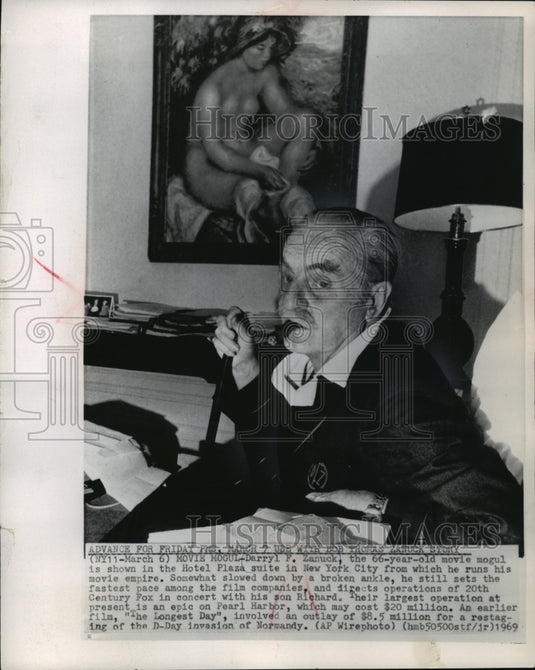 1969 Press Photo Darryl Zanuck in his Hotel Plaza Suite in New York City - Historic Images