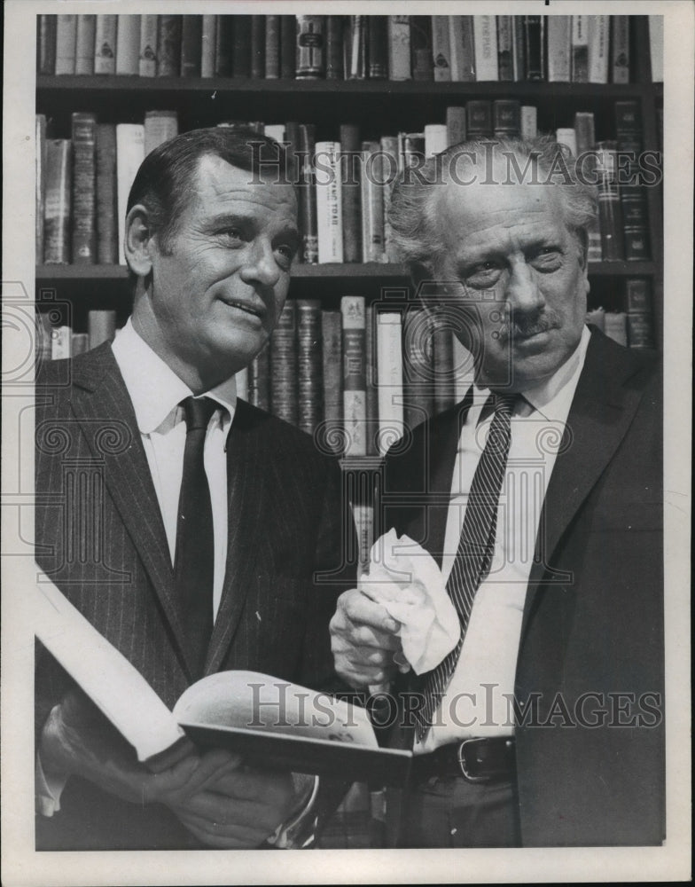 1968 Press Photo Gig Young and Melvyn Douglas in &quot;Companions in Nightmare&quot; - Historic Images