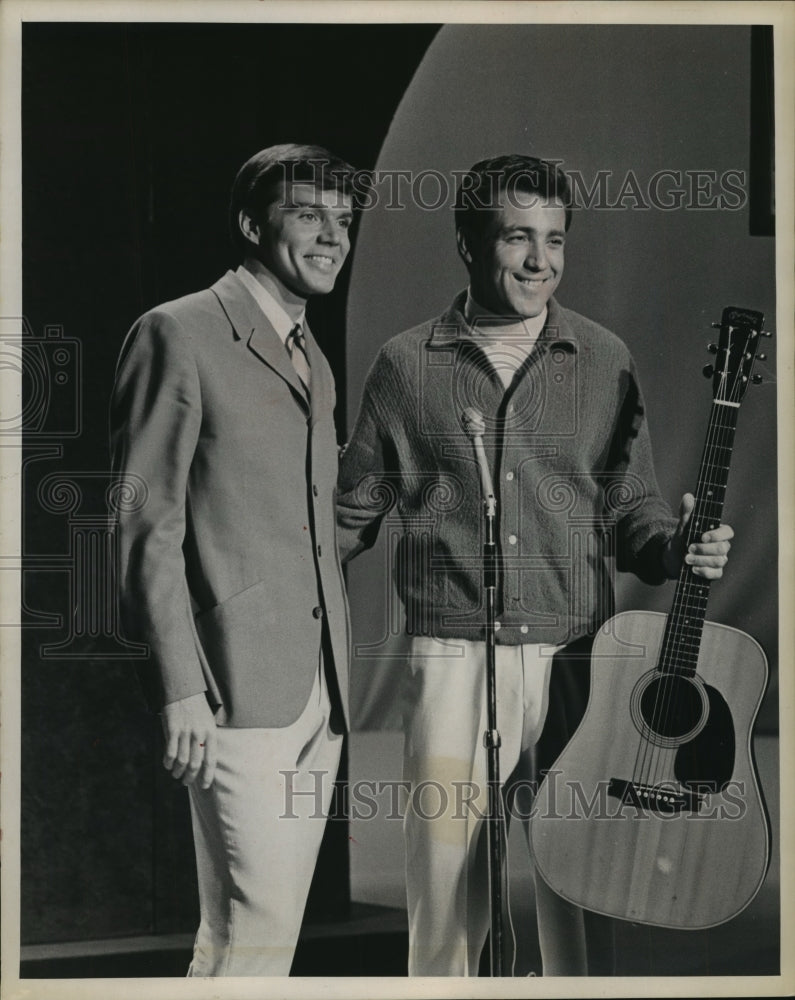 1968 Press Photo Portrait of John Davidson with guitarist - mjp07208-Historic Images