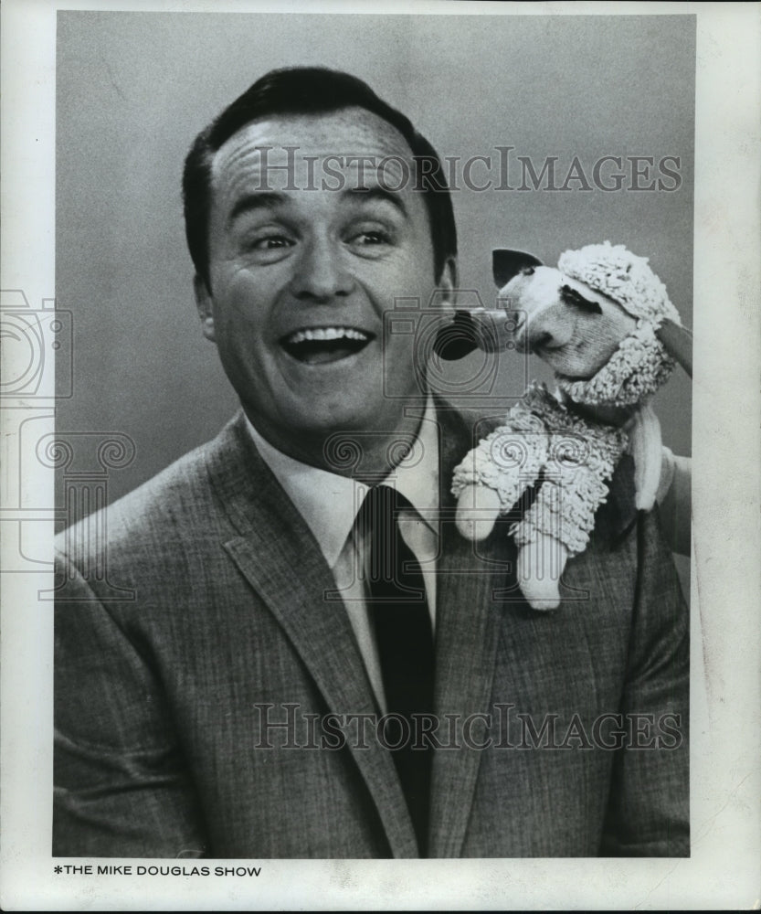 1965 Press Photo Mike Douglas and Miss Lambchop Co-host "The Mike Douglas Show" - Historic Images