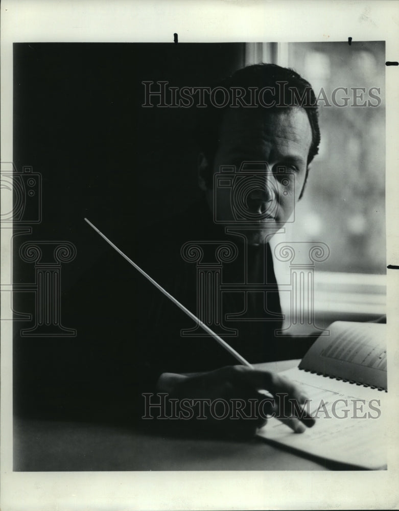 1976 Press Photo Portrait of John Covelli studying music - Historic Images