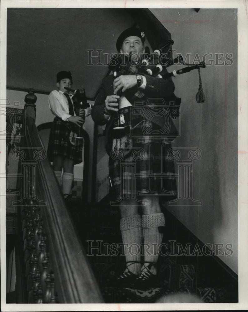 1971 Press Photo William Dell and Son John Donald Wear Tartans and Play Pipes - Historic Images