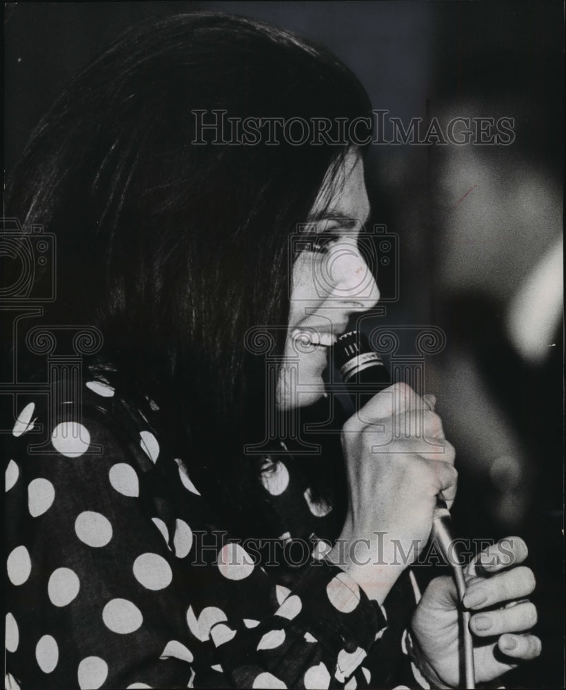 1966 Press Photo Singer Carole Costello Entertained at Fazio&#39;s - mjp07545 - Historic Images