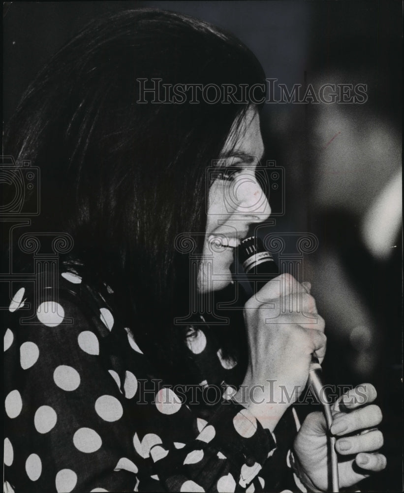 1966 Press Photo Singer Carole Costello Entertained at Fazio's - mjp07545 - Historic Images