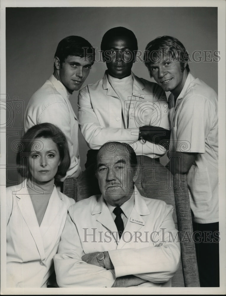 1971 Press Photo Broderick Crawford with Co-Stars on &quot;The Interns&quot; - mjp07621-Historic Images