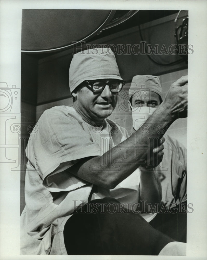 1970 Press Photo Wally Cox in &quot;Quarantined&quot; - Historic Images