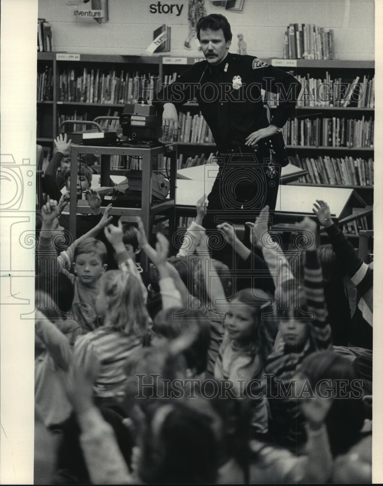 1983 Press Photo Daniel Daily Oversees Stranger Danger Program at Cedar Hills - Historic Images