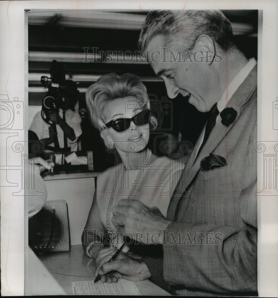 1966 Press Photo Zsa Zsa Gabor and Joshua S. Cosden, Jr. Obtain Marriage License - Historic Images