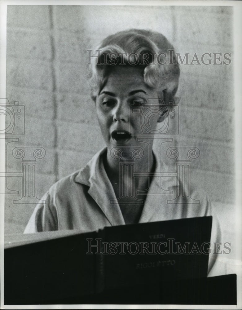 1961 Press Photo Dorothy Coulter Accompanies Herself as She Practices an Aria-Historic Images