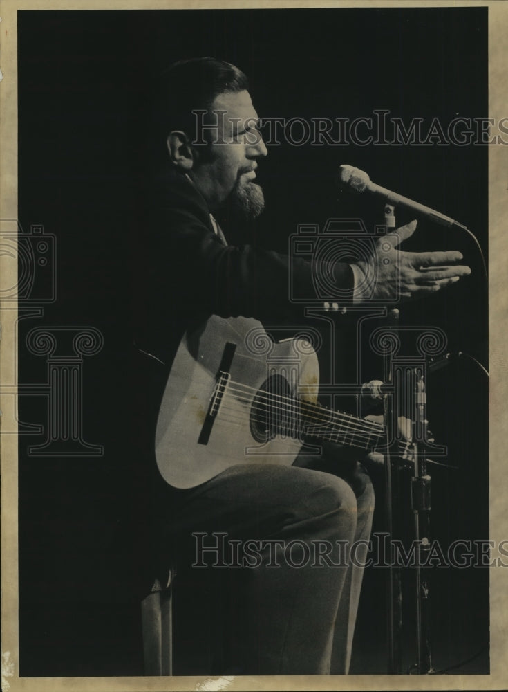 1974 Press Photo Theodore Bikel at the Performing Arts Center, Milwaukee - Historic Images